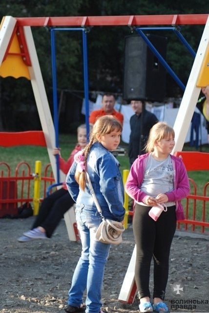 У Луцьку – новий дитячий майданчик. ФОТО